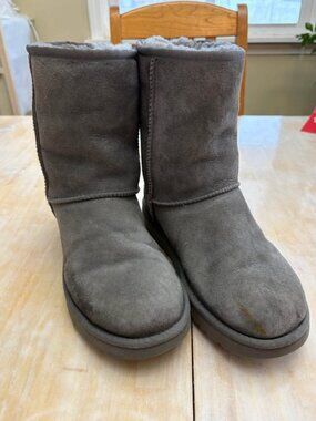 Ugg Classic Short 2 in Grey.